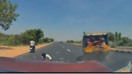 Chuyển làn đột ngột, xe tuk-tuk nhận hậu quả lớn