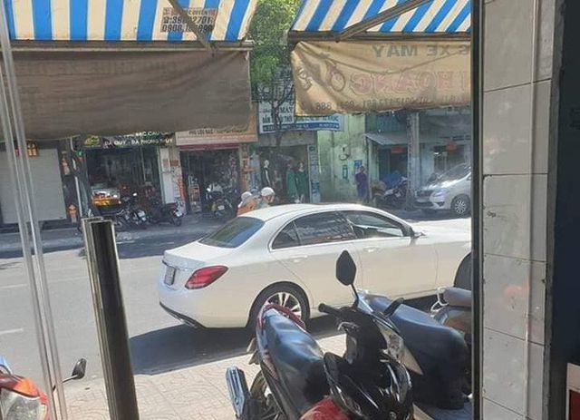 Mercedes tiền tỷ chạy Grab, chị em mơ gặp tài xế 'không nhìn cũng biết đẹp trai'