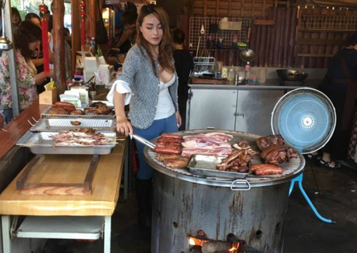'Thánh nữ nướng thịt' đốt mắt thực khách với vòng một nóng bỏng