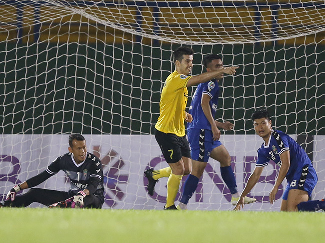 Tấn Trường mắc lỗi ngớ ngẩn, Bình Dương thua đau ở AFC Cup