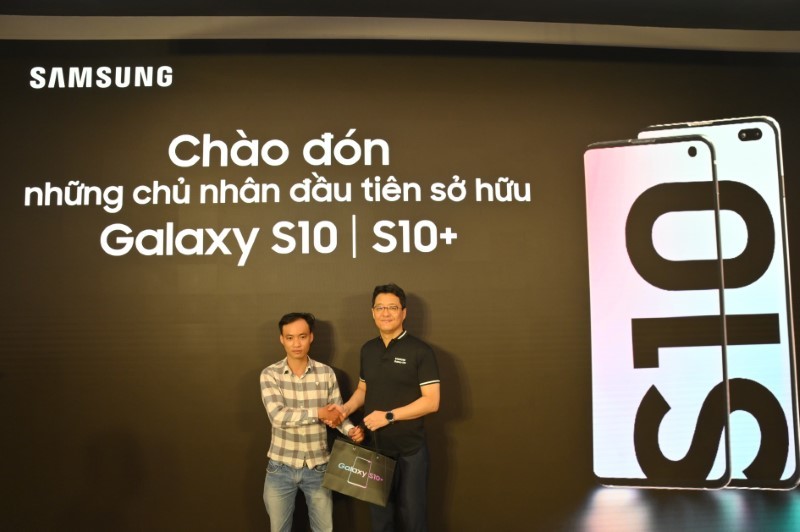 Người dân xếp hàng giành khuyến mãi mở bán Galaxy S10