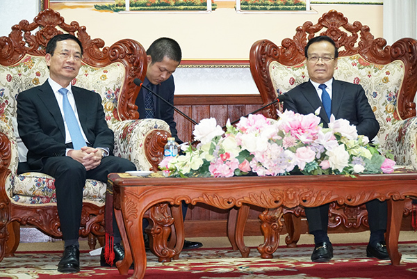 Bộ trưởng Nguyễn Mạnh Hùng hội kiến Phó Thủ tướng Lào