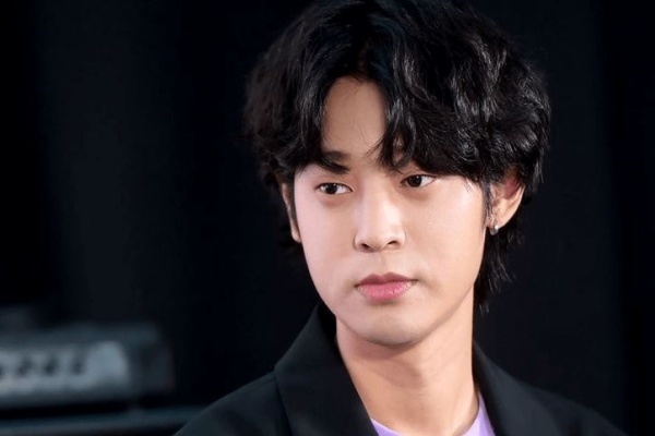 Phóng viên phẫn nộ túm tóc sao Hàn tại sân bay vì quay clip đồi trụy