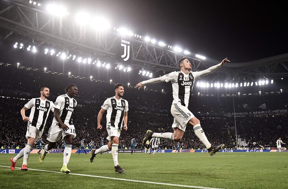 Juventus: Juventus là một trong những đội bóng huyền thoại của bóng đá Ý. Khám phá bức hình này để biết thêm về những chiến thắng và danh hiệu mà đội bóng này đã giành được.