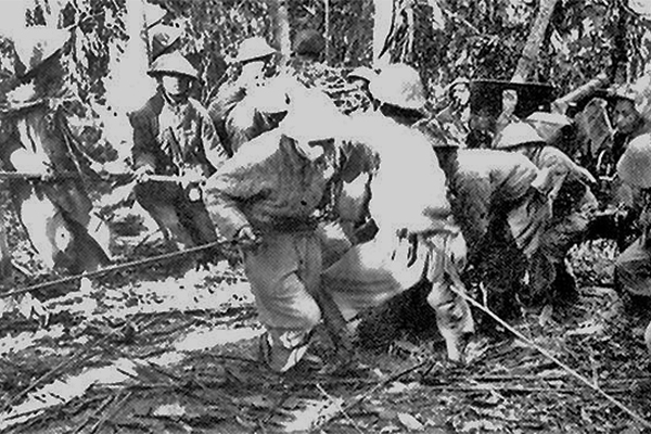 Chuyện Chính ủy trẹo chân vẫn hành quân kéo pháo