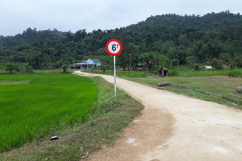 Bất chấp phản ứng, chủ tịch xã 'ưu tiên' làm đường vào nhà mình