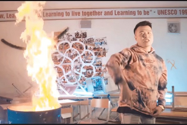 Chủ tịch Hà Nội yêu cầu làm rõ vụ rapper đốt sách học sinh trường Amsterdam