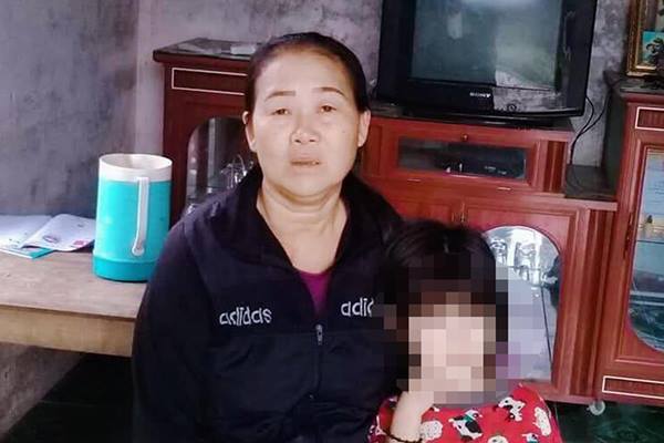 Cho trẻ đi lạc ăn cơm, người phụ nữ bị túm tóc đánh hội đồng