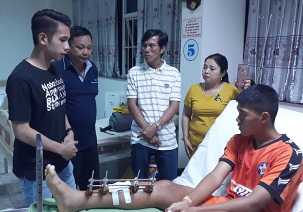 Hồng Duy làm nghĩa cử đẹp với đàn em ở giải U19