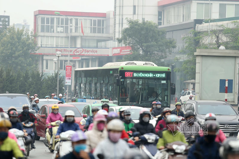 Cấm xe máy đường Lê Văn Lương: Cụ ông thốt lên, phi thực tế, sao họ làm được