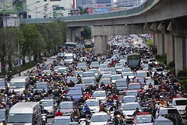 Cấm xe máy đường Nguyễn Trãi: Hỗn loạn ở đường không làn dài nhất HN