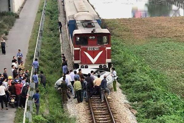 Vụ tàu hỏa húc văng ô tô: 5 nạn nhân đi ăn cưới là người thân