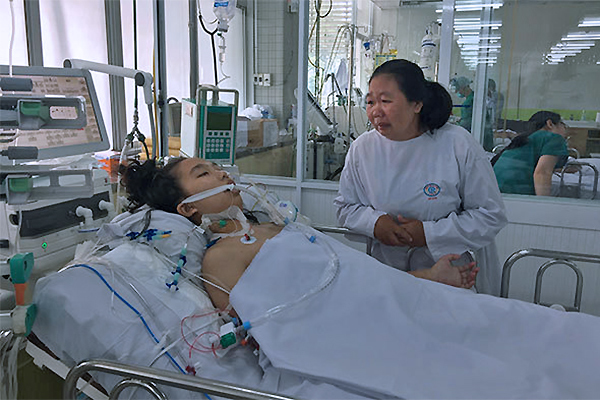 Vừa mổ bắt con, mẹ sốc tim rơi vào cơn nguy kịch