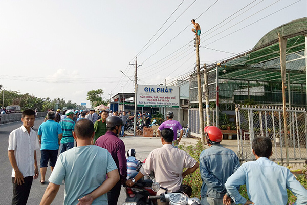 Nghẹt thở giải cứu thanh niên nghi ngáo đá 'làm xiếc' trên cột điện