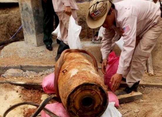 Đào móng nhà, phát hiện quả bom hơn 300kg còn nguyên ngòi nổ