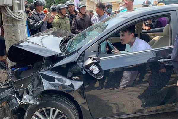 Ngồi trong ô tô đầu nát bét sau tai nạn liên hoàn, nam thanh niên vẫn lắc lư theo nhạc