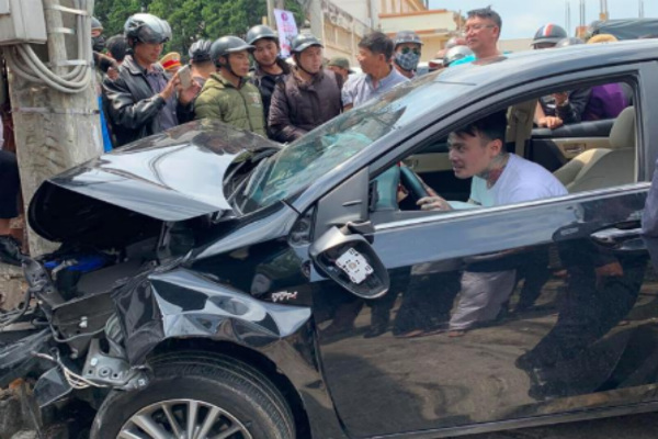 Thanh niên ngáo đá tông xe liên hoàn, cắn công an là Việt kiều Mỹ