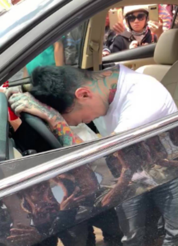 Thanh niên ngáo đá tông xe liên hoàn, cắn công an là Việt kiều Mỹ