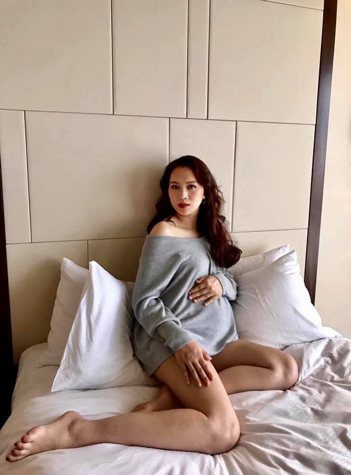 Ngọc Thạch vẫn quá sexy dù sắp sinh con cho thiếu gia