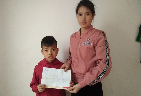 Trao 15 triệu đồng đến gia đình bé Lường Thị Anh