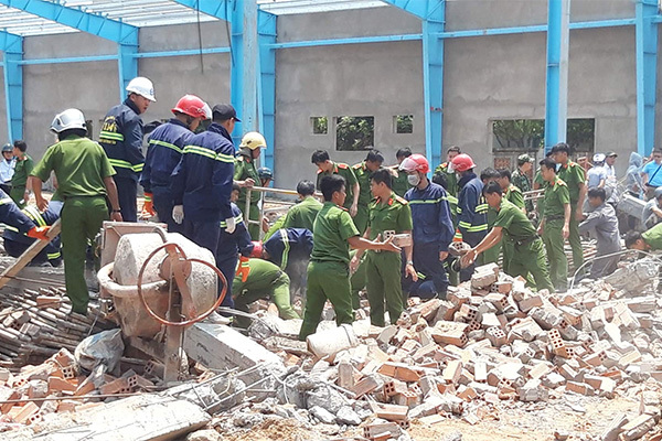 Bới đống đổ nát tìm nạn nhân vụ sập xưởng may, 5 người chết