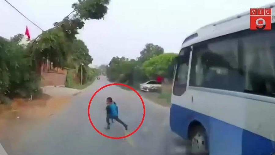 Chạy qua đường 'như cơn gió', bé trai thoát chết khó tin trước đầu xe tải