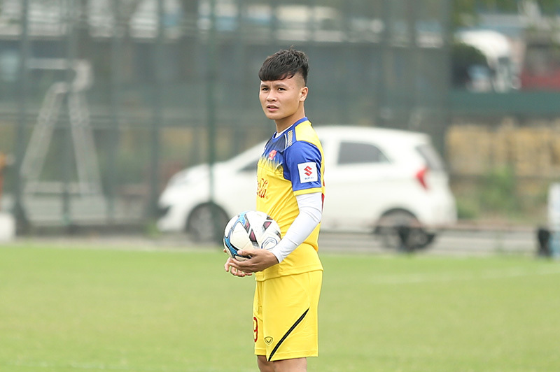 Bác sĩ U23 Việt Nam báo tin vui về Quang Hải