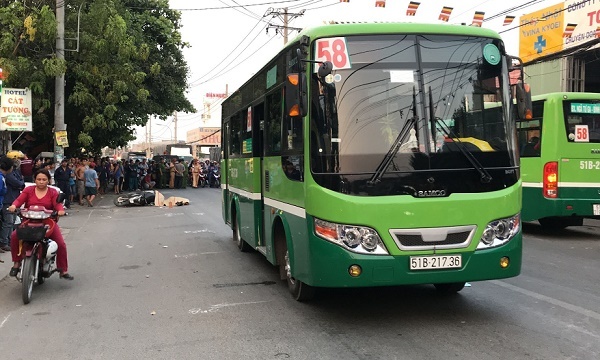 Người đàn ông bị xe buýt cán chết thương tâm trên phố Sài Gòn