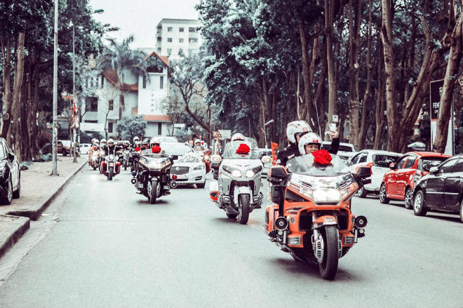 Sốc: Dàn môtô tiền tỷ, phân khối lớn đi rước dâu ở Hà Nội