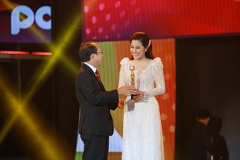 Mr ÄÃ m, TrÆ°á»ng Giang nháº­n giáº£i thÆ°á»ng thÃ nh tá»±u táº¡i Pops Awards