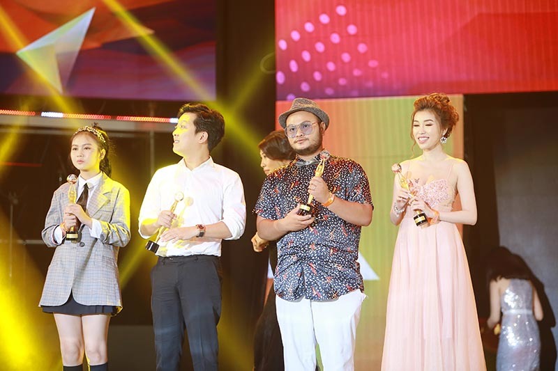 Mr ÄÃ m, TrÆ°á»ng Giang nháº­n giáº£i thÆ°á»ng thÃ nh tá»±u táº¡i Pops Awards