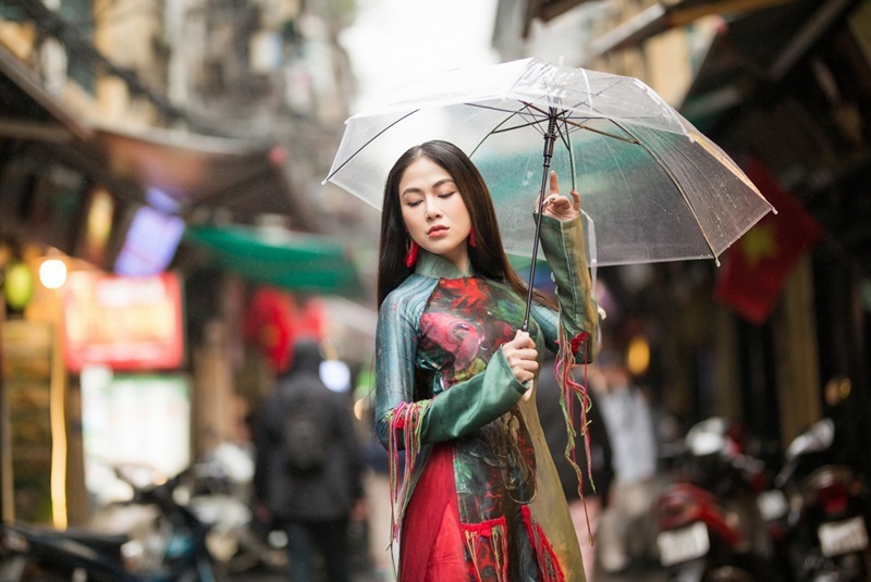 Hoa hậu Tuyết Nga dạo phố với áo dài