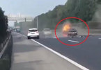 Dừng xe trên cao tốc, ôtô bị đâm bốc cháy