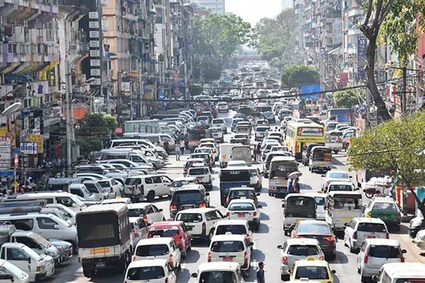 Vỡ trận vì ôtô rẻ ngập phố, sao Myanmar vẫn cấm xe máy?
