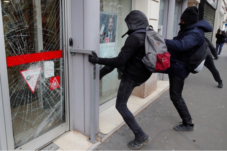 Người biểu tình cướp phá cửa hàng ở trung tâm Paris