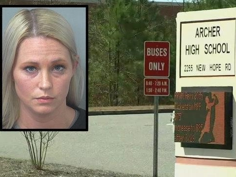 Cô giáo Mỹ bị bắt giữ vì nhiều lần quan hệ với học sinh 17 tuổi