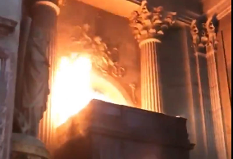 Nhà thờ St. Sulpice ở Paris bốc cháy ngùn ngụt