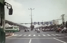 Xe buýt và xe ben 'đua nhau' vượt đèn đỏ, dân Sài Gòn hoảng loạn