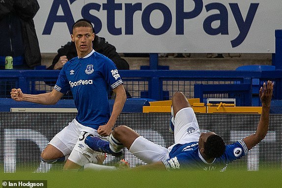 Everton gây địa chấn khi quật ngã Chelsea