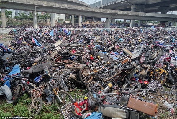 Hết thời tung hoành, xe máy chất đống dưới chân cầu