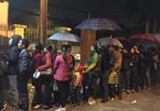 700 gia đình đội mưa, xếp hàng từ 3h sáng chờ xét nghiệm sán lợn