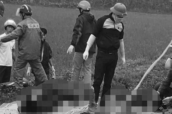 Hai vợ chồng tử vong dưới mương nước bên cạnh xe máy