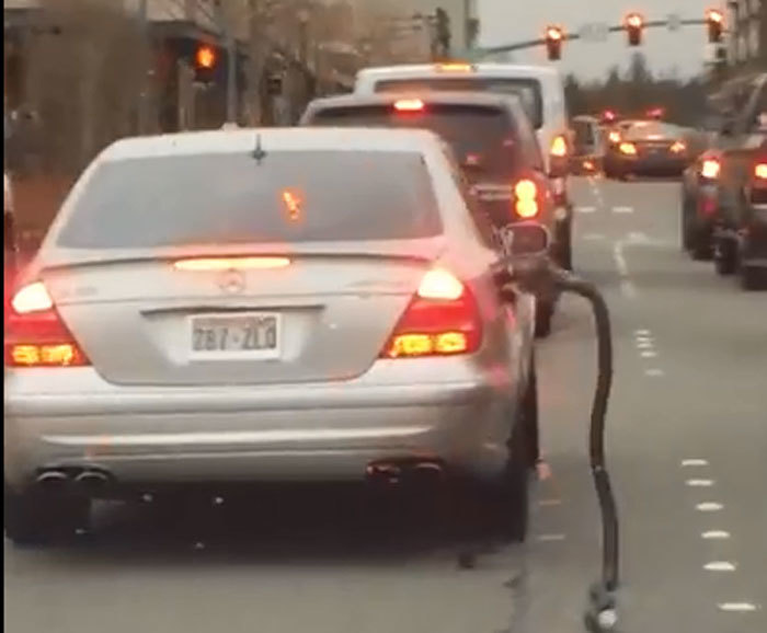 Tài xế đãng trí lái xe kéo theo vòi bơm xăng chạy khắp phố