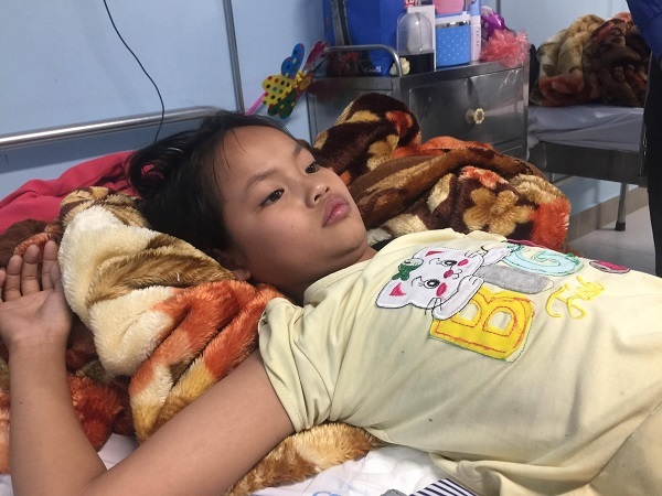 Bé gái ung thư mong được chữa khỏi bệnh để quay lại trường học