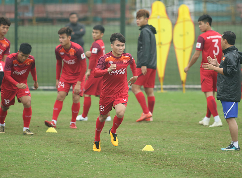 '. Bác sĩ của Park Ji Sung chữa chấn thương cho Đình Trọng, Tiến Linh .'