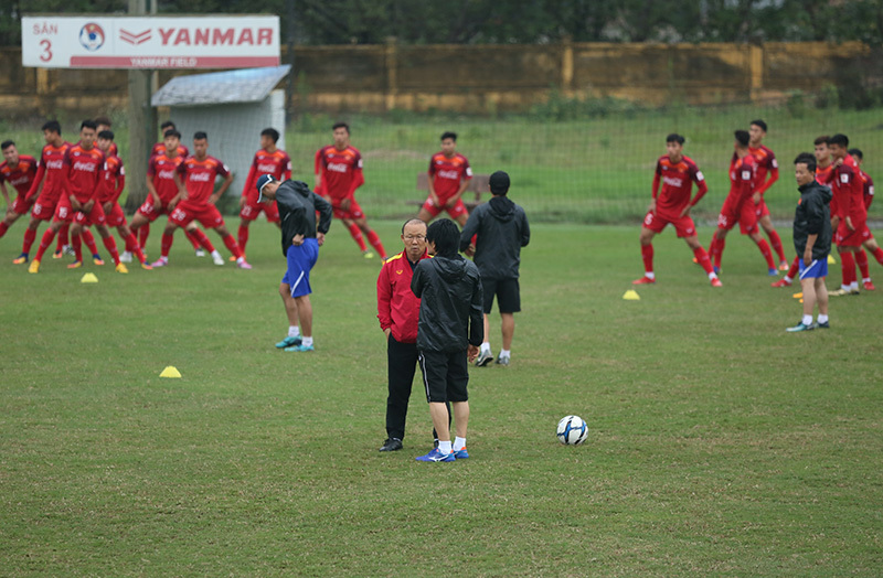 '. Bác sĩ của Park Ji Sung chữa chấn thương cho Đình Trọng, Tiến Linh .'