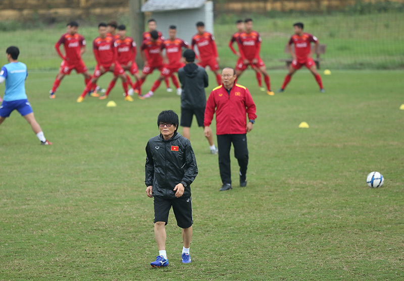 Thầy Park mời gấp bác sĩ Hàn Quốc chữa chấn thương cho Đình Trọng
