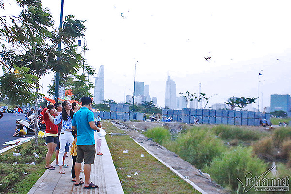 Trăm người làm điều 'lạ lùng' ngay cạnh khu nhà giàu Sài Gòn