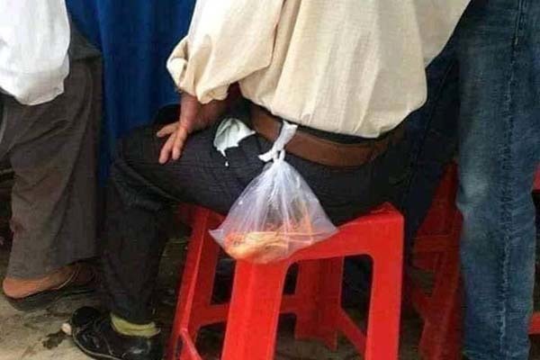 Cay mắt với hình ảnh ông bố đi ăn cỗ lấy phần cho con