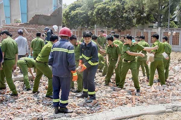 Hàng loạt sai phạm xây dựng trong vụ sập tường làm 7 người chết ở Vĩnh Long